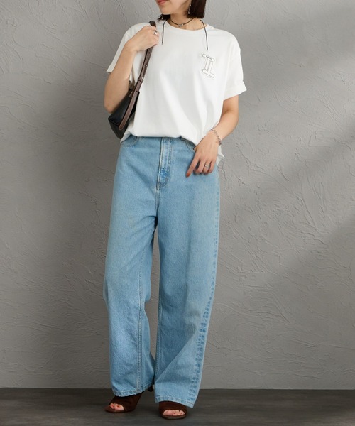 TATRAS（タトラス）の「[TATRAS/タトラス] CEFEO フェイクレザーワッペンロゴ ショートスリーブTシャツ（Tシャツ/カットソー・レディース・アイボリー/ブラック・1/2）」の6枚目の写真