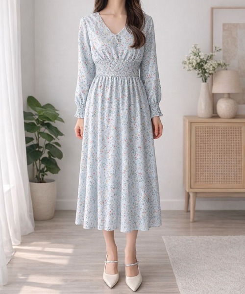 Amulet(アミュレット)の「上品でさわやかな小花柄 小花柄シャーリングロングワンピース(ワンピース・レディース・ブルー/イエロー/ピンク・L/M/S)」の1枚目の写真