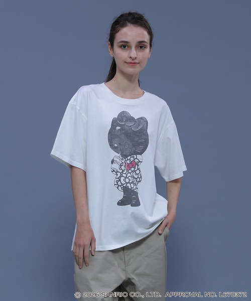 ADPOSION(アドポーション)の「【HELLO KITTY / ハローキティ】ハローキティ ブラックTシャツ(Tシャツ/カットソー・レディース・グレー系1/ホワイト系1/ホワイト系2/グレー系2・MEDIUM/LARGE/X-LARGE)」の6枚目の写真