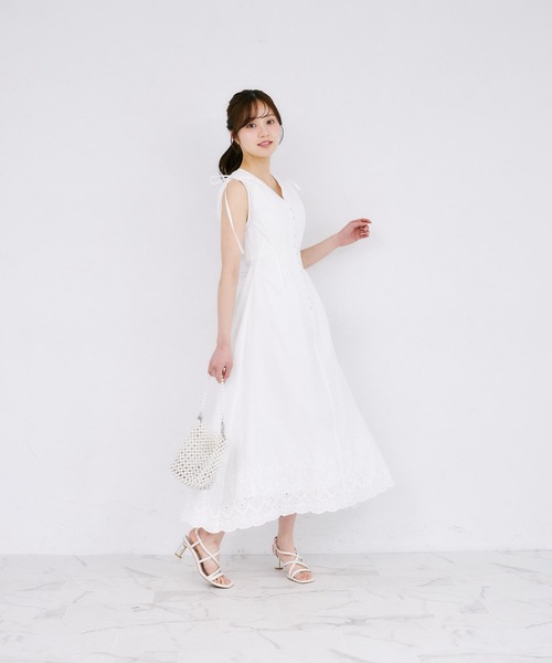 tocco closet（トッコ　クローゼット）の「コットンレーススカラップ刺繍ドロストリボンワンピース（ワンピース・レディース・ブラック/ラベンダー/オフホワイト・M）」の4枚目の写真