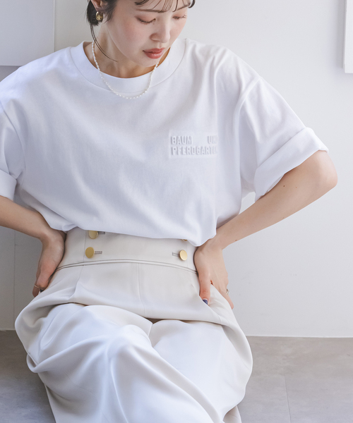 BAUM UND PFERDGARTEN(バウムウンドヘルガーデン)の「BAUM UND PFERDGARTEN/バウムウンドヘルガーデン エンボスロゴT(Tシャツ/カットソー・レディース・ブラック/ライトグレー/ホワイト・SMALL)」の2枚目の写真