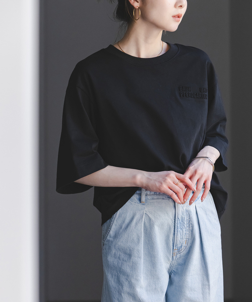 BAUM UND PFERDGARTEN(バウムウンドヘルガーデン)の「BAUM UND PFERDGARTEN/バウムウンドヘルガーデン エンボスロゴT(Tシャツ/カットソー・レディース・ブラック/ライトグレー/ホワイト・SMALL)」の3枚目の写真