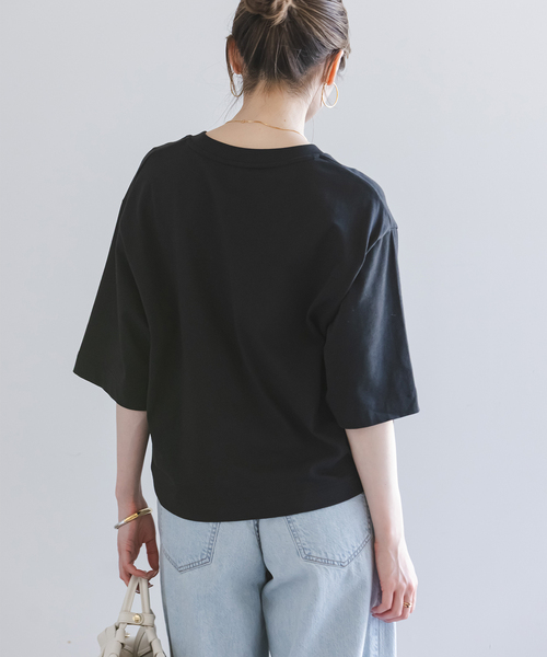 BAUM UND PFERDGARTEN(バウムウンドヘルガーデン)の「BAUM UND PFERDGARTEN/バウムウンドヘルガーデン エンボスロゴT(Tシャツ/カットソー・レディース・ブラック/ライトグレー/ホワイト・SMALL)」の4枚目の写真