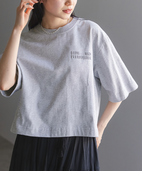 BAUM UND PFERDGARTEN(バウムウンドヘルガーデン)の「BAUM UND PFERDGARTEN/バウムウンドヘルガーデン エンボスロゴT(Tシャツ/カットソー・レディース・ブラック/ライトグレー/ホワイト・SMALL)」の8枚目の写真