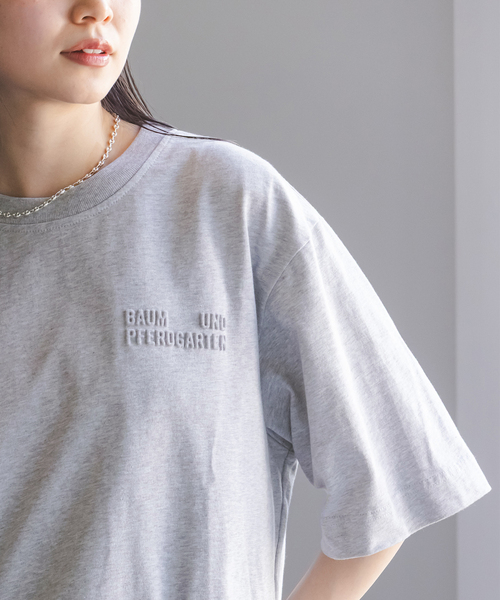 BAUM UND PFERDGARTEN(バウムウンドヘルガーデン)の「BAUM UND PFERDGARTEN/バウムウンドヘルガーデン エンボスロゴT(Tシャツ/カットソー・レディース・ブラック/ライトグレー/ホワイト・SMALL)」の9枚目の写真