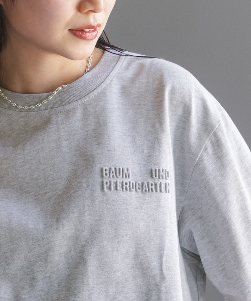 BAUM UND PFERDGARTEN(バウムウンドヘルガーデン)の「BAUM UND PFERDGARTEN/バウムウンドヘルガーデン エンボスロゴT(Tシャツ/カットソー・レディース・ブラック/ライトグレー/ホワイト・SMALL)」の10枚目の写真