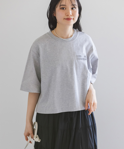 BAUM UND PFERDGARTEN(バウムウンドヘルガーデン)の「BAUM UND PFERDGARTEN/バウムウンドヘルガーデン エンボスロゴT(Tシャツ/カットソー・レディース・ブラック/ライトグレー/ホワイト・SMALL)」の13枚目の写真