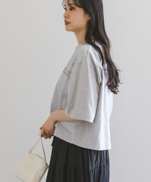 BAUM UND PFERDGARTEN(バウムウンドヘルガーデン)の「BAUM UND PFERDGARTEN/バウムウンドヘルガーデン エンボスロゴT(Tシャツ/カットソー・レディース・ブラック/ライトグレー/ホワイト・SMALL)」の14枚目の写真