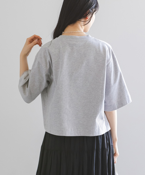 BAUM UND PFERDGARTEN(バウムウンドヘルガーデン)の「BAUM UND PFERDGARTEN/バウムウンドヘルガーデン エンボスロゴT(Tシャツ/カットソー・レディース・ブラック/ライトグレー/ホワイト・SMALL)」の15枚目の写真
