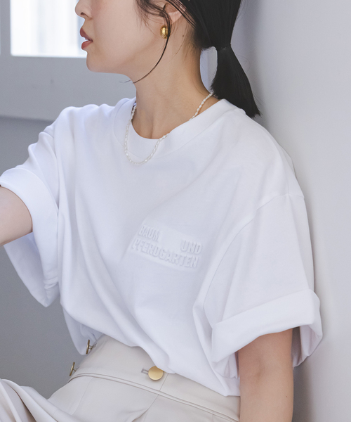 BAUM UND PFERDGARTEN(バウムウンドヘルガーデン)の「BAUM UND PFERDGARTEN/バウムウンドヘルガーデン エンボスロゴT(Tシャツ/カットソー・レディース・ブラック/ライトグレー/ホワイト・SMALL)」の20枚目の写真