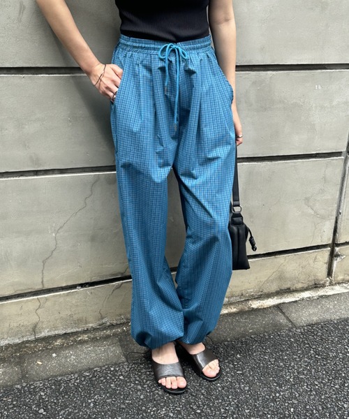 OK YESTERDAY(オッケーイエスタデイ)の「2タック ワイド イージーパンツ(その他パンツ・レディース・ブラック×ホワイト/カーキ/ブラック/ネイビー/ブルー・L/M)」の5枚目の写真