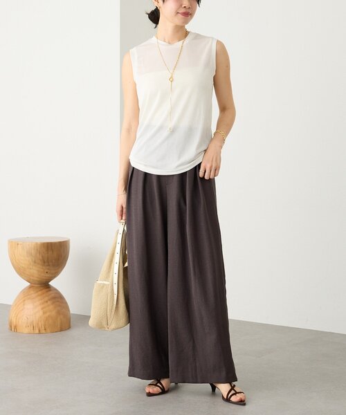 RIVE DROITE(リヴドロワ)の「【上品な光沢が目を引く】シャイニーノースリTee(キャミソール・レディース・オフホワイト/ブラック/ベージュ・FREE)」の16枚目の写真