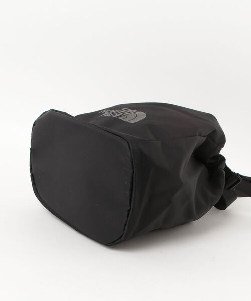 THE NORTH FACE(ザノースフェイス)の「THE NORTH FACE ザ・ノースフェイス ロゴプリント 巾着バッグ ミニショルダーバッグ BONNEY BUCKET BAG MINI(ショルダーバッグ・レディース・ブラック・FREE)」の3枚目の写真