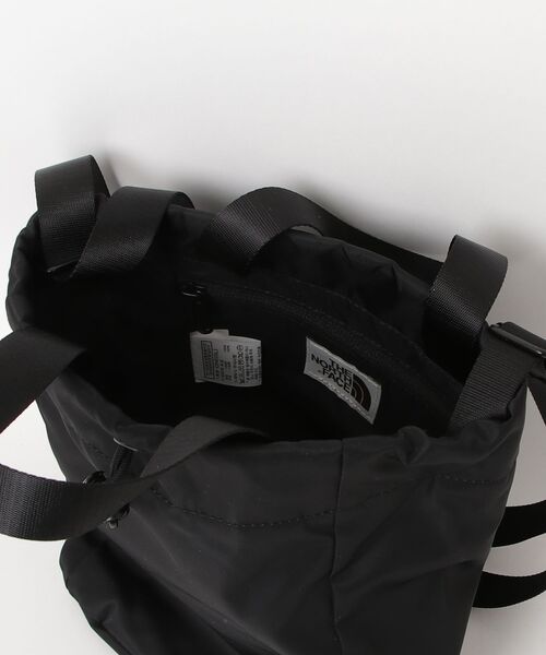 THE NORTH FACE(ザノースフェイス)の「THE NORTH FACE ザ・ノースフェイス ロゴプリント 巾着バッグ ミニショルダーバッグ BONNEY BUCKET BAG MINI(ショルダーバッグ・レディース・ブラック・FREE)」の4枚目の写真