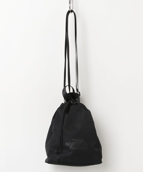 THE NORTH FACE(ザノースフェイス)の「THE NORTH FACE ザ・ノースフェイス ロゴプリント 巾着バッグ ミニショルダーバッグ BONNEY BUCKET BAG MINI(ショルダーバッグ・レディース・ブラック・FREE)」の9枚目の写真