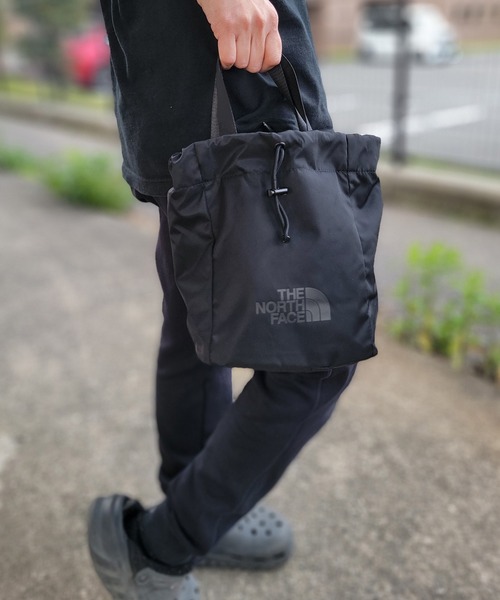 THE NORTH FACE(ザノースフェイス)の「THE NORTH FACE ザ・ノースフェイス ロゴプリント 巾着バッグ ミニショルダーバッグ BONNEY BUCKET BAG MINI(ショルダーバッグ・レディース・ブラック・FREE)」の7枚目の写真