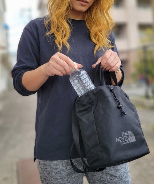 THE NORTH FACE(ザノースフェイス)の「THE NORTH FACE ザ・ノースフェイス ロゴプリント 巾着バッグ ミニショルダーバッグ BONNEY BUCKET BAG MINI(ショルダーバッグ・レディース・ブラック・FREE)」の6枚目の写真