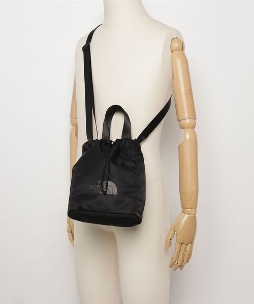 THE NORTH FACE(ザノースフェイス)の「THE NORTH FACE ザ・ノースフェイス ロゴプリント 巾着バッグ ミニショルダーバッグ BONNEY BUCKET BAG MINI(ショルダーバッグ・レディース・ブラック・FREE)」の8枚目の写真