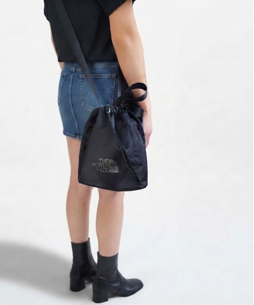 THE NORTH FACE(ザノースフェイス)の「THE NORTH FACE ザ・ノースフェイス ロゴプリント 巾着バッグ ミニショルダーバッグ BONNEY BUCKET BAG MINI(ショルダーバッグ・レディース・ブラック・FREE)」の5枚目の写真