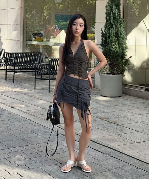 Miseki SEOUL(ミセキソウル)の「Diagonal sheer string mini skirt CHARCOAL(スカート・レディース・その他・1/2)」の5枚目の写真