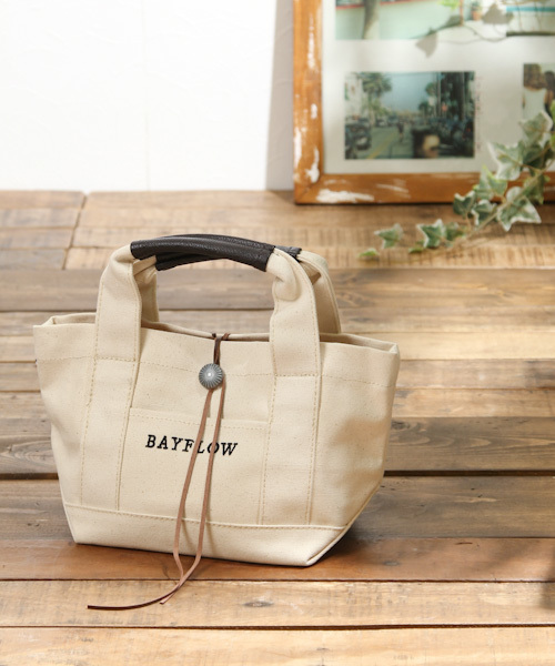 BAYFLOW（ベイフロー）の「BAYFLOW／コンチョロゴトート(Ｓサイズ)（トートバッグ・レディース・アイボリー/ネイビー/グレー/その他1/ブラウン/ブラック/クリアブルー/ピンク・FREE）」の4枚目の写真
