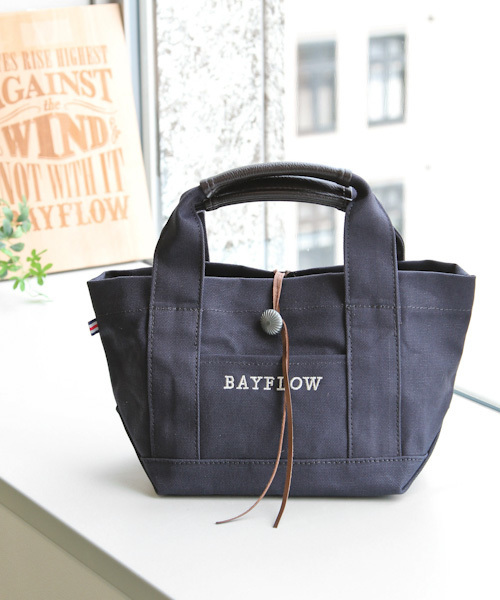 BAYFLOW（ベイフロー）の「BAYFLOW／コンチョロゴトート(Ｓサイズ)（トートバッグ・レディース・アイボリー/ネイビー/グレー/その他1/ブラウン/ブラック/クリアブルー/ピンク・FREE）」の5枚目の写真