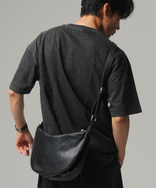 Beno(ビーノ)の「三日月 ハーフムーン ショルダーバッグ フェイクレザー 斜め掛け ワンショルダー メンズ / 合皮 レディース バック(ショルダーバッグ・メンズ・ブラウン/ブラック・FREE)」の12枚目の写真