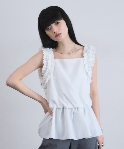 ARVELLIA(アルベリア)の「CONTOUR RUFFLE TOP(シャツ/ブラウス・レディース・ホワイト/ブラック・M)」の1枚目の写真