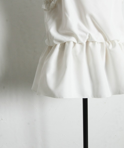 ARVELLIA(アルベリア)の「CONTOUR RUFFLE TOP(シャツ/ブラウス・レディース・ホワイト/ブラック・M)」の8枚目の写真