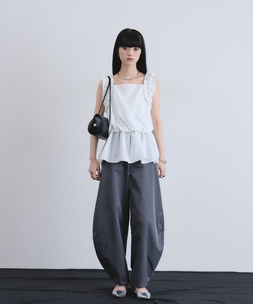 ARVELLIA(アルベリア)の「CONTOUR RUFFLE TOP(シャツ/ブラウス・レディース・ホワイト/ブラック・M)」の21枚目の写真