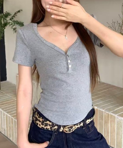 MEMECLE(メメクル)の「【 MEMECLE / メメクル 】スタースタッズ フロントボタンリブトップス(Tシャツ/カットソー・レディース・ベージュ/ホワイト/ブラック/グレー・FREE)」の5枚目の写真