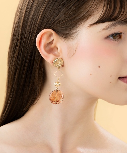 LA MUe（ラミュー）の「【LA MUE】アシンメトリー ヴィンテージ アクリル×メタル ロングピアス（ピアス（両耳用）・レディース・ホワイト/ブラック・FREE）」の2枚目の写真