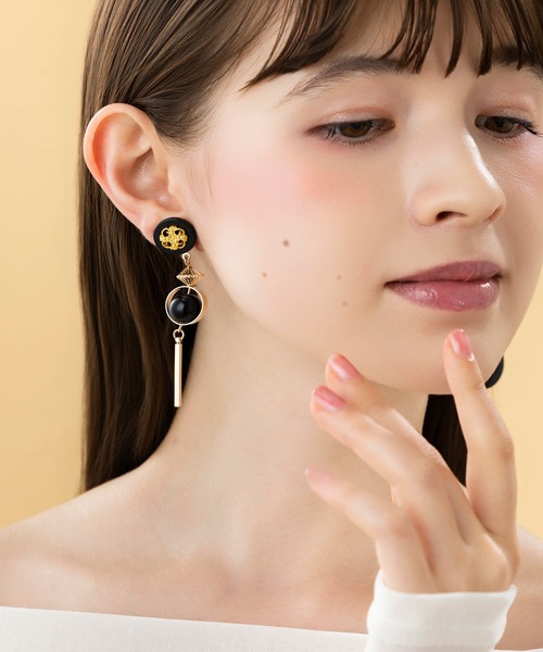 LA MUe（ラミュー）の「【LA MUE】アシンメトリー ヴィンテージ アクリル×メタル ロングピアス（ピアス（両耳用）・レディース・ホワイト/ブラック・FREE）」の13枚目の写真