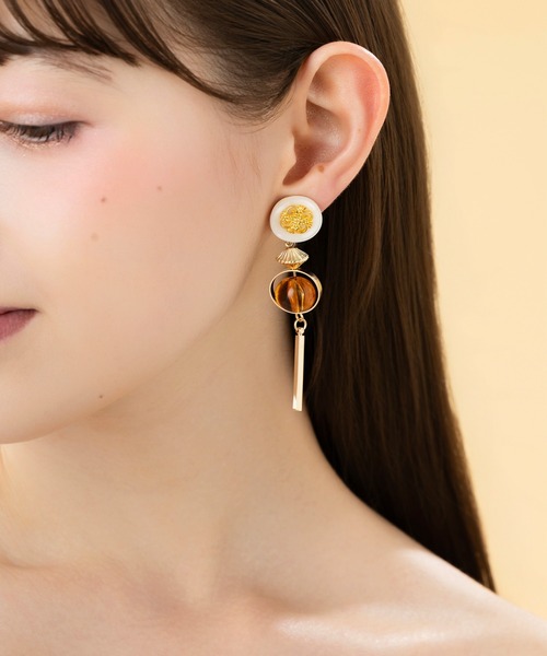 LA MUe（ラミュー）の「【LA MUE】アシンメトリー ヴィンテージ アクリル×メタル ロングピアス（ピアス（両耳用）・レディース・ホワイト/ブラック・FREE）」の8枚目の写真