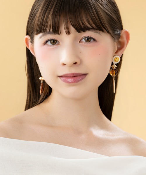 LA MUe（ラミュー）の「【LA MUE】アシンメトリー ヴィンテージ アクリル×メタル ロングピアス（ピアス（両耳用）・レディース・ホワイト/ブラック・FREE）」の6枚目の写真