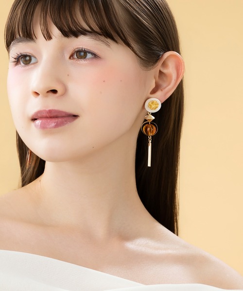 LA MUe（ラミュー）の「【LA MUE】アシンメトリー ヴィンテージ アクリル×メタル ロングピアス（ピアス（両耳用）・レディース・ホワイト/ブラック・FREE）」の4枚目の写真