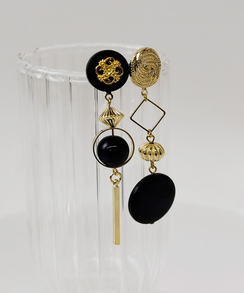 LA MUe（ラミュー）の「【LA MUE】アシンメトリー ヴィンテージ アクリル×メタル ロングピアス（ピアス（両耳用）・レディース・ホワイト/ブラック・FREE）」の3枚目の写真