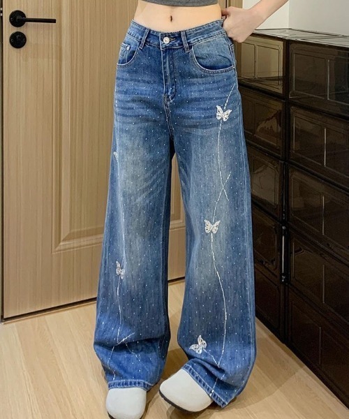 AVYL(アヴィル)の「バタフライ刺繍ルーズワイドデニムパンツ(デニムパンツ・レディース・ブルー・S/M/L)」の4枚目の写真