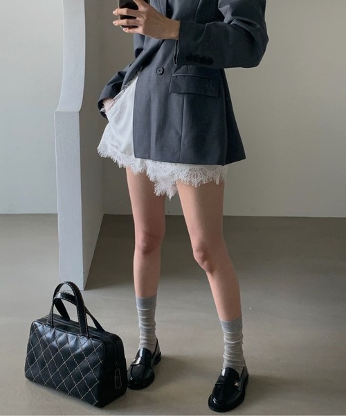 &soiree(アンドソワレ)の「裾レース付きサテンライクイージーショートパンツ(その他パンツ・レディース・ブラック/ホワイト・FREE)」の1枚目の写真