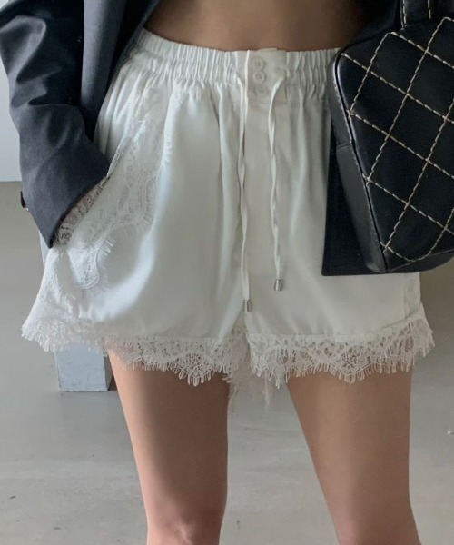 &soiree(アンドソワレ)の「裾レース付きサテンライクイージーショートパンツ(その他パンツ・レディース・ブラック/ホワイト・FREE)」の3枚目の写真
