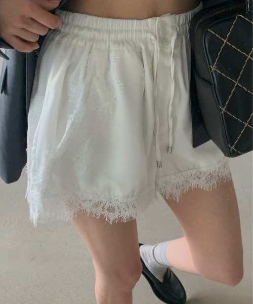 &soiree(アンドソワレ)の「裾レース付きサテンライクイージーショートパンツ(その他パンツ・レディース・ブラック/ホワイト・FREE)」の4枚目の写真
