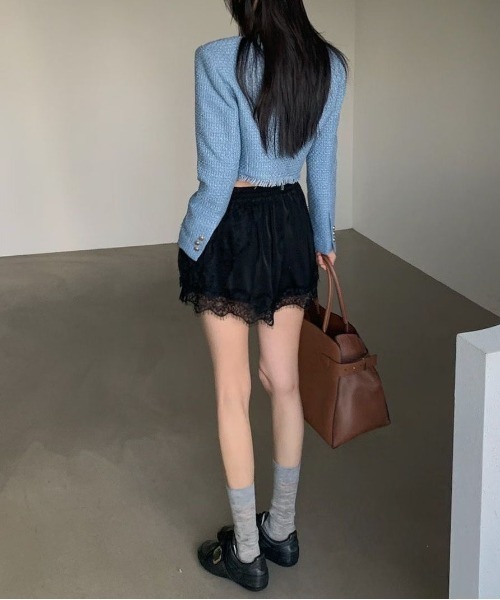&soiree(アンドソワレ)の「裾レース付きサテンライクイージーショートパンツ(その他パンツ・レディース・ブラック/ホワイト・FREE)」の5枚目の写真