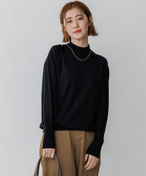 23区 S(ニジュウサンクチイサイサイズ)の「ウーステッドウール パフスリーブ ハイネック ニット(ニット/セーター・レディース・黄土色系/ダークブラウン系/レッド系/ブラック系/グリーン系・32)」の2枚目の写真