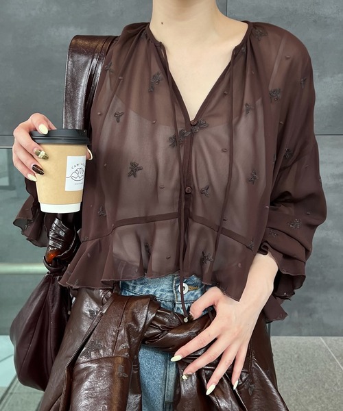 Ameri(アメリ)の「CHRISTINE EMBROIDERY BLOUSE(シャツ/ブラウス・レディース・ブラック/ブラウン/アイボリー・FREE)」の3枚目の写真