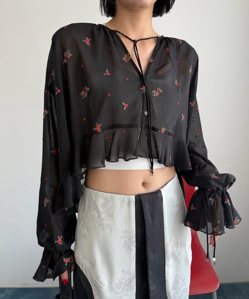 Ameri(アメリ)の「CHRISTINE EMBROIDERY BLOUSE(シャツ/ブラウス・レディース・ブラック/ブラウン/アイボリー・FREE)」の2枚目の写真
