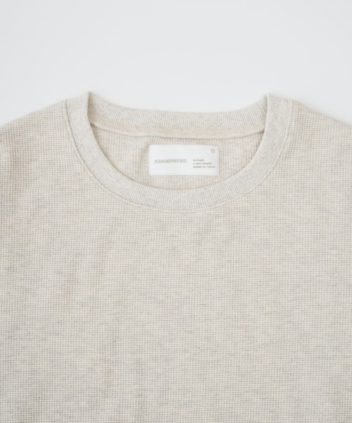 ADAM PATEK(アダムパテック)の「【ADAMPATECK/アダムパテック】waffle soft roundedhem loose shirt(Tシャツ/カットソー・メンズ・ブラック/オートミール・2/1)」の6枚目の写真