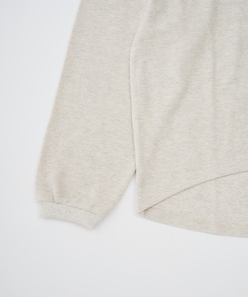 ADAM PATEK(アダムパテック)の「【ADAMPATECK/アダムパテック】waffle soft roundedhem loose shirt(Tシャツ/カットソー・メンズ・ブラック/オートミール・2/1)」の4枚目の写真