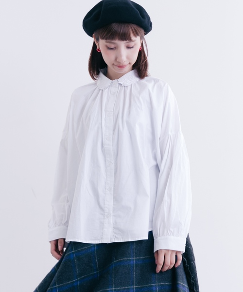 MERLOT（メルロー）の「コットンフラワー刺繍襟シャツ7110（シャツ/ブラウス・レディース・ホワイト/グリーン/ブラック・FREE）」の2枚目の写真
