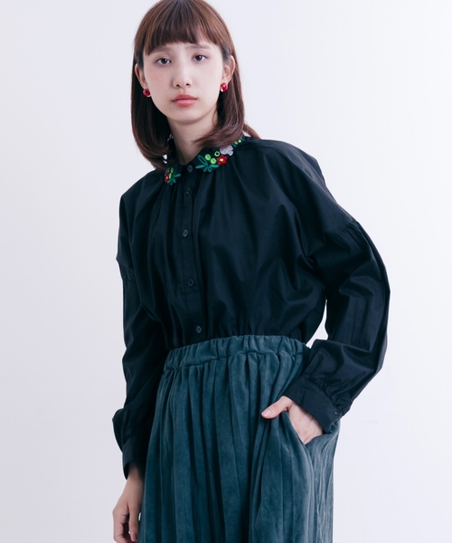 MERLOT（メルロー）の「コットンフラワー刺繍襟シャツ7110（シャツ/ブラウス・レディース・ホワイト/グリーン/ブラック・FREE）」の3枚目の写真