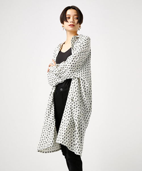 AZUL by moussy(アズールバイマウジー)の「Spring reef柄ルーズSH(シャツ/ブラウス・レディース・ホワイト系その他/ブラック系その他/イエロー系その他・SMALL/MEDIUM)」の2枚目の写真